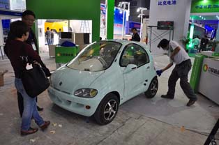 3-seater small EV developed by Joy New Energy. Equipped with lead-acid batteries. Uses Fiber Reinforced Plastics (FRP), reducing weight to 400kg.