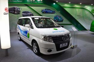 Dongfeng Motor showcased an EV version MPV. Equipped with a traction motor (60kW) and lithium-ion batteries (100Ah). Max. speed: 120km. Capable of driving 160km on one charge.