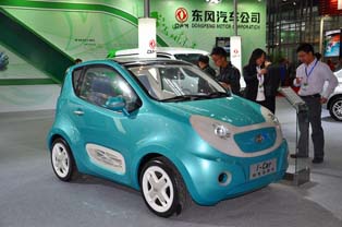 The I-Car small EV developed by Dongfeng Motor. Equipped with lithium-ion batteries (55Ah) and two traction motors (7.5kW). Max. speed: 80 km. Capable of driving 60km on one charge.