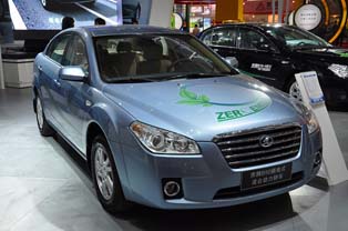 AW’s Besturn 50 plug-in hybrid model. Equipped with lithium-ion batteries (35Ah) and a traction motor (20kW).