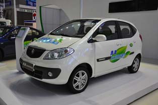 Benni LOVE EV from CHANA. Fitted with a 60Ah lithium-ion battery. Top speed of 120kph, with travelling distance on one charge of 105km.