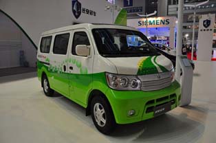 Xingguang 4500 solar-powered utility vehicle from CHANA. Despite being fitted with a 180Ah lead acid battery, apparently capable of reaching 110kph. Charging via the solar panel is a distinguishing feature.