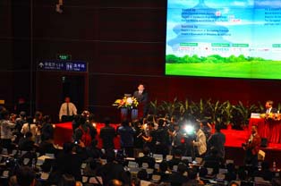 Wan Gang, Chinese Minister of Science and Technology, giving his keynote address at the forum. Wan presented aims under China’s 12th Five-Year plan running through to 2015 to accelerate development of EV trial cities and initial steps towards related industrialization.