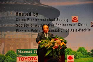 SAE-China Honorary Chairman Zhang Xiaoyu. Emphasized the need to proactively introduce leading-edge technology from around the world.