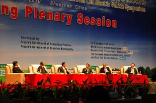 Afternoon session discussion panel on Nov. 7th. Chaired by Tsinghua University Professor Ou Yangming, with participation by GM China’s Kevin E. Wale, Huang Xiangdong of the GAC Research Institute, and others, including the head of Tsinghua University’s automotive engineering department.