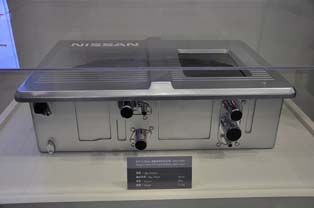 Fuel cell pack of Nissan. It has a total output of 90kw, yet its total weight is only 117kg.
