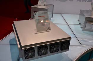 Fixed route bus-use lithium-ion battery module announced by Advanced Electronics Energy. Adopts NMC materials, with the module designed in 250Ah increments. Fitted with a heater to warm the battery when charging at low temperature.