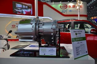 U.S.-based Remy’s compact light-weight traction motor. It has a total output of 75kW, yet its weight is reduced to 40kg.