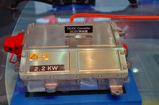 Compact 2.2 kW DC/DC converter by Delphi.