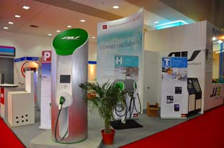 Battery charging system by U.S.-based AeroVironment. There are two types of charging system, one for public use with a prepaid card function and the other for home.