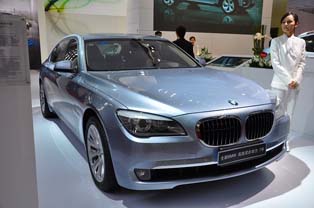 BMW 5 series hybrid. Aims to increase sales targeting wealthy Chinese consumers.