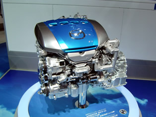 SKY-D next generation diesel engine - scheduled to be introduced into models in Japan in 2012. Housed in Atenza class models, the engine can realize fuel efficiency equivalent to the Demio which is two classes smaller.