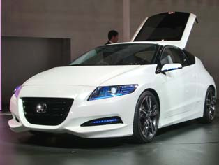 CR-Z sports-type HV - first HV to be fitted with a 6-speed MT. Global release planned beginning with launch in Japan in February 2010. Combines the joy of driving and environmental awareness.