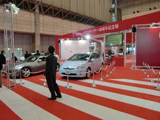 Covering an expansive area within the event hall, previous Japanese ‘Car of the Year’ models were exhibited, drawing great attention from visitors.