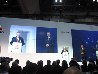 Mitsubishi Fuso: Albert Kirchmann (at speakers&rsquo; stand) and Member of the Board of Management of Daimler AG Andreas Renschler (entering)